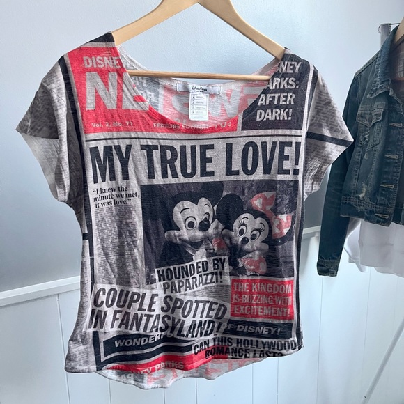 Disney Parks Mickey & Minnie Breaking News Tee - Picture 1 of 5